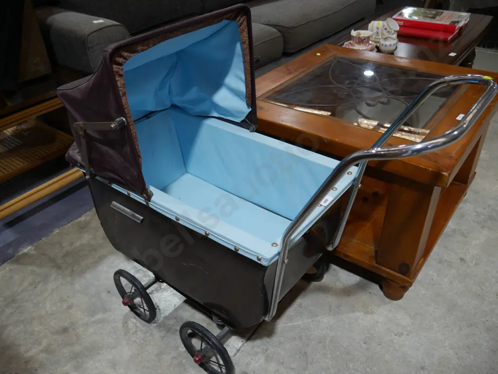 Vintage doll's pram Image 1++
