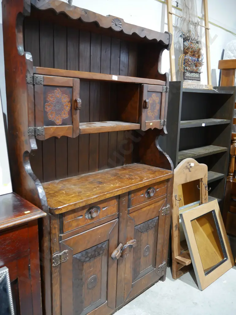Chip carved hutch dresser Image 1++