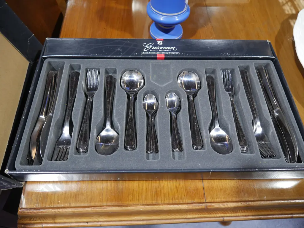 Grosvenor cutlery set Image 1++