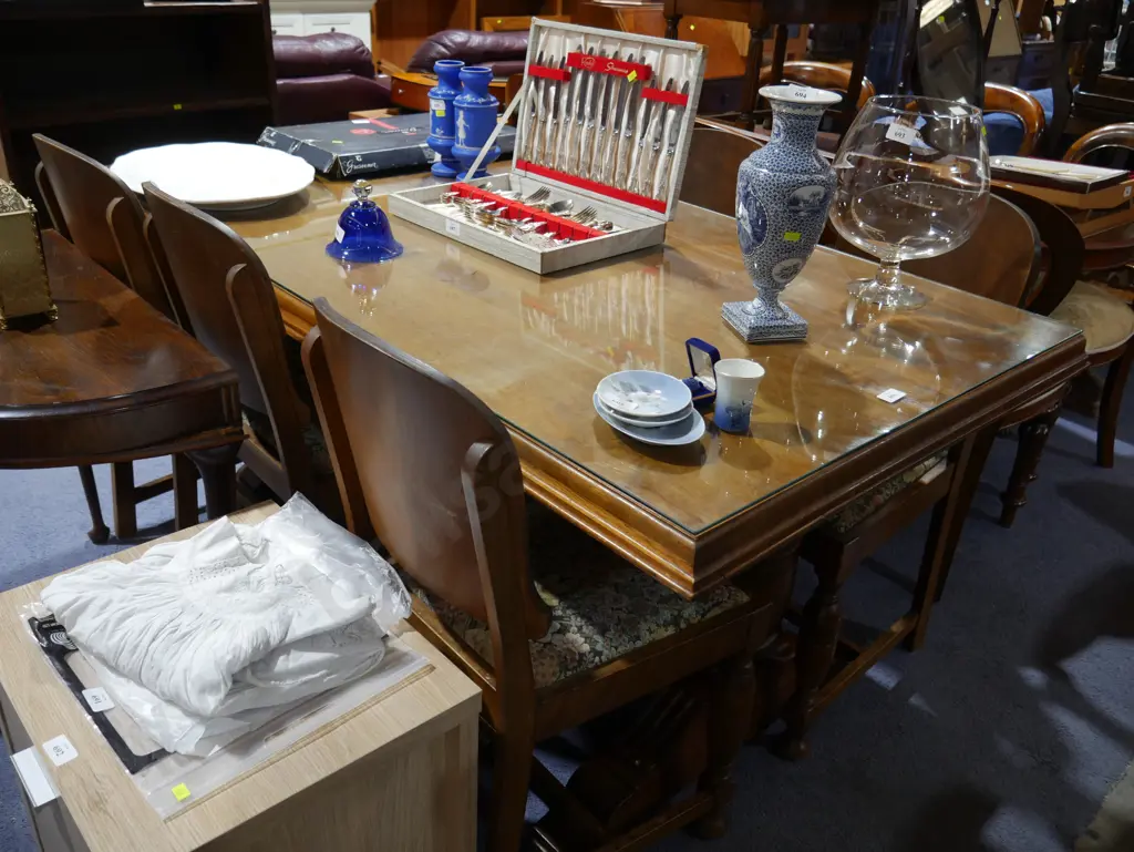 Dining table and 6 chairs Image 1++