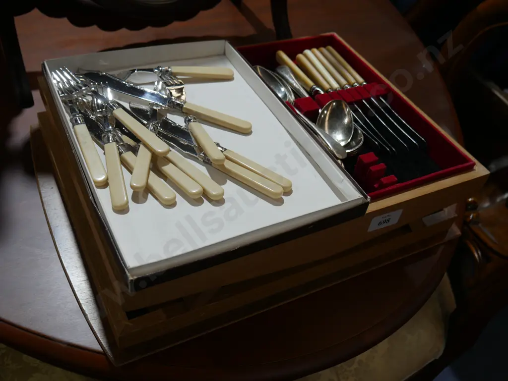 Bone handled cutlery etc Image 1++