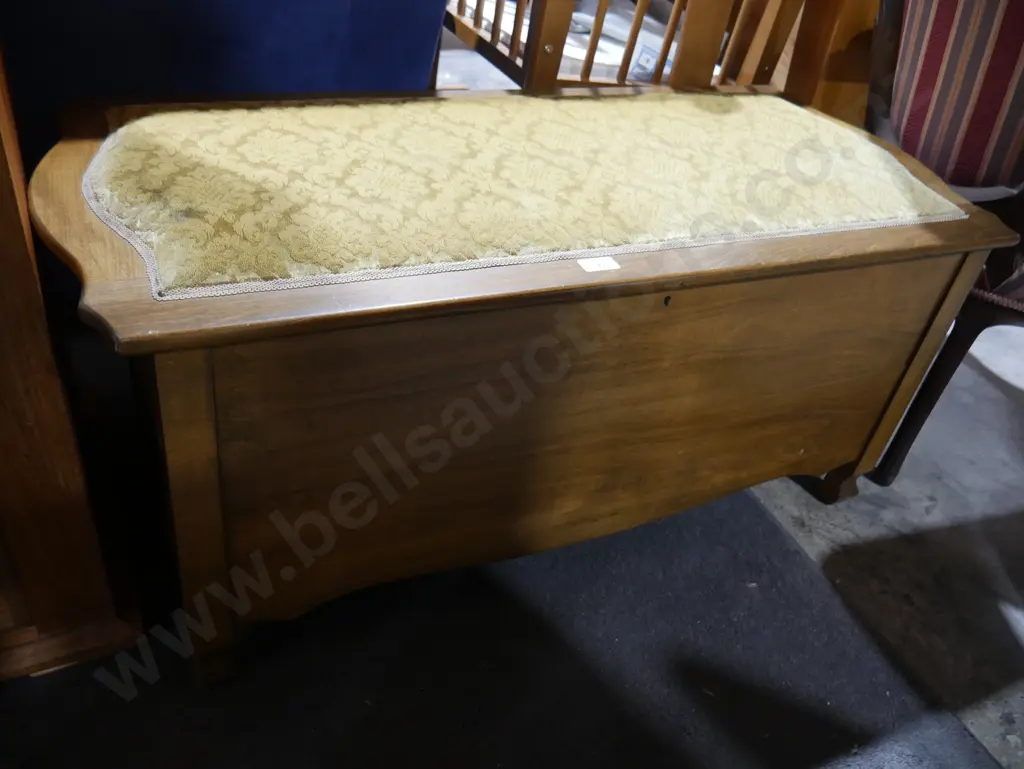 Padded top glory box Image 1++