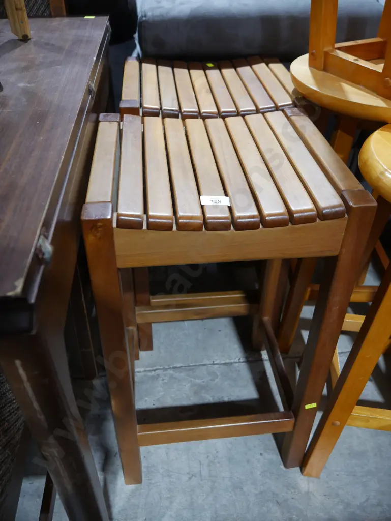 2 bar stools Image 1++