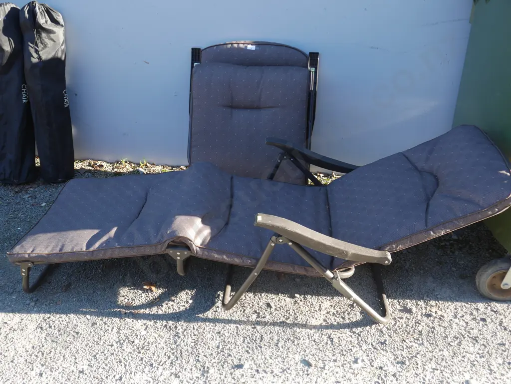 2 folding outdoor loungers Image 1++