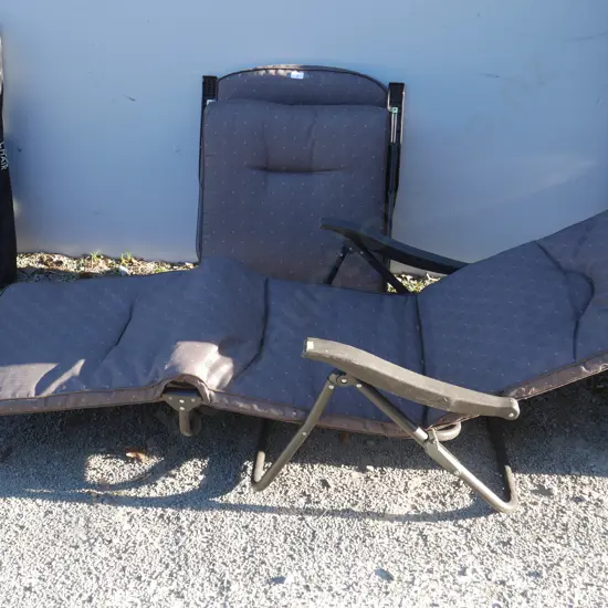 2 folding outdoor loungers