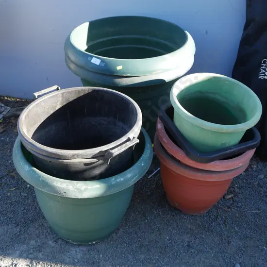 Plastic plant pots
