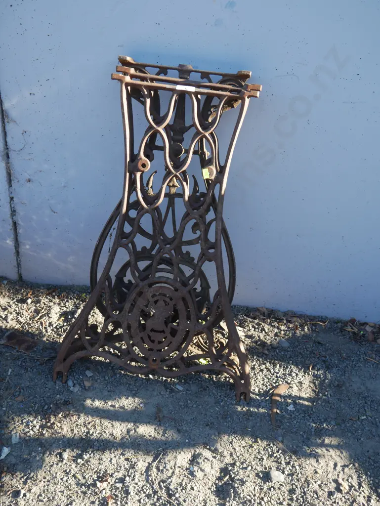 Cast sewing table legs Image 1++