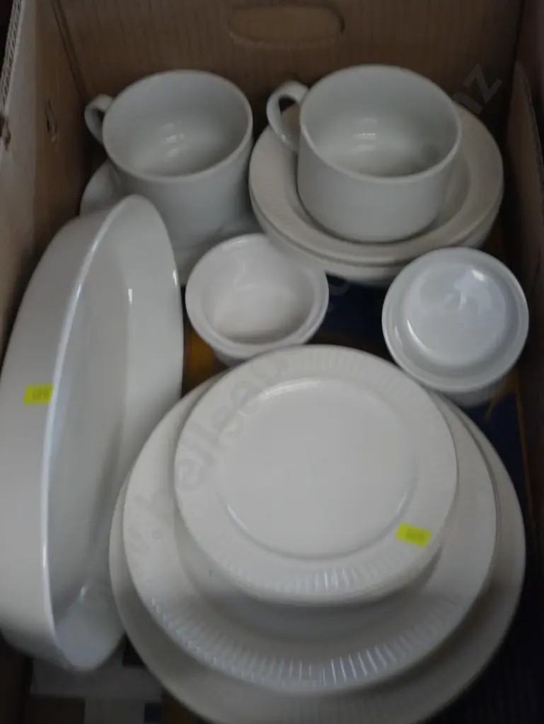 White dinnerware Image 1++