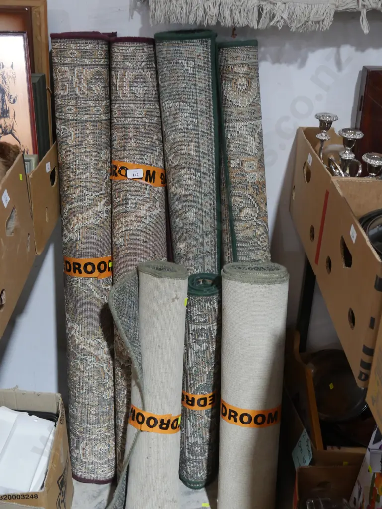 Assorted floor rugs Image 1++