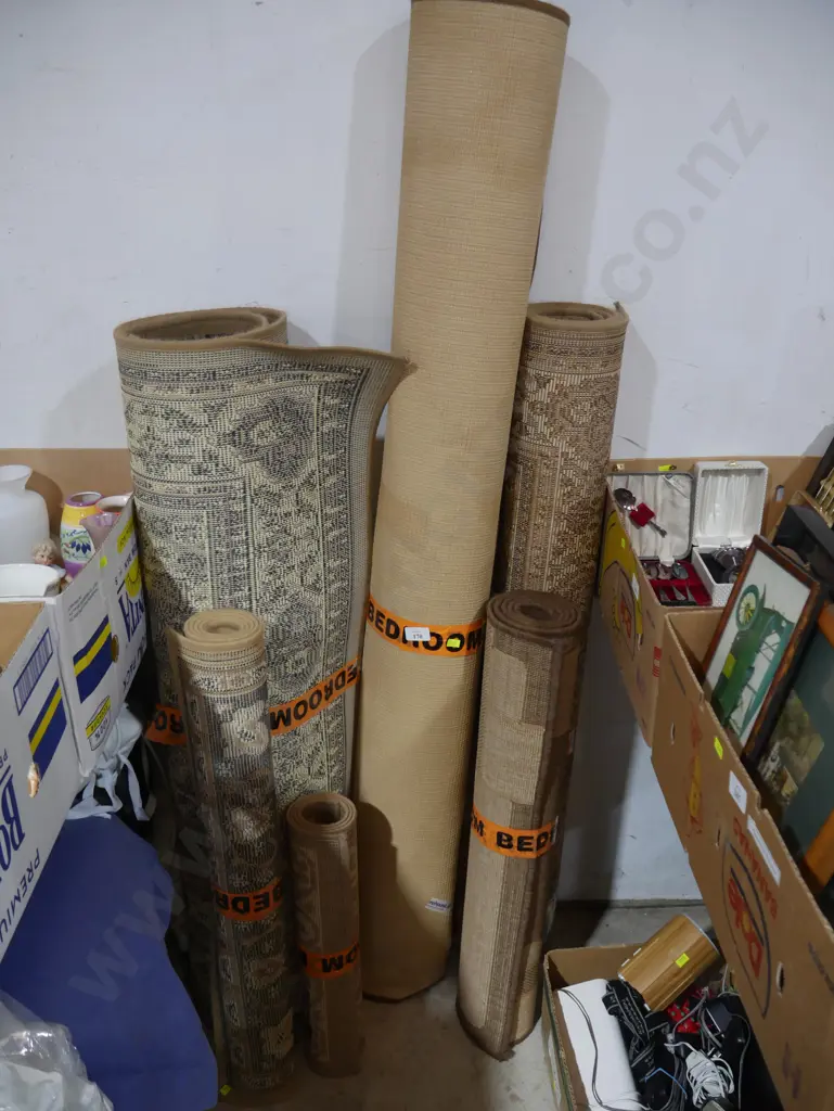 Assorted floor rugs Image 1++