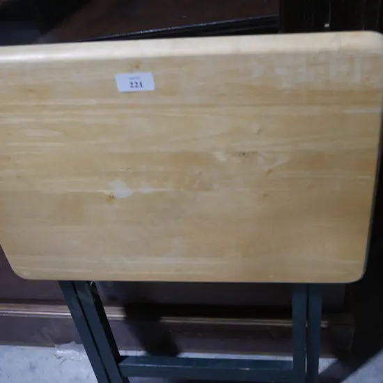 Folding table