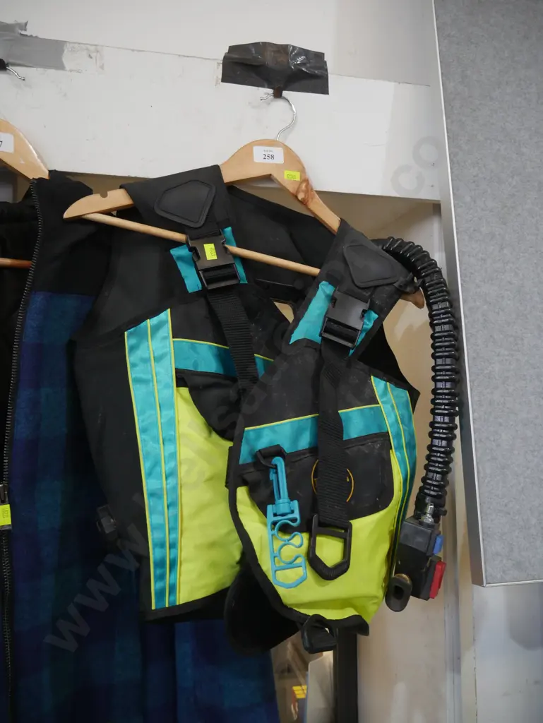 Buoyancy vest Image 1++