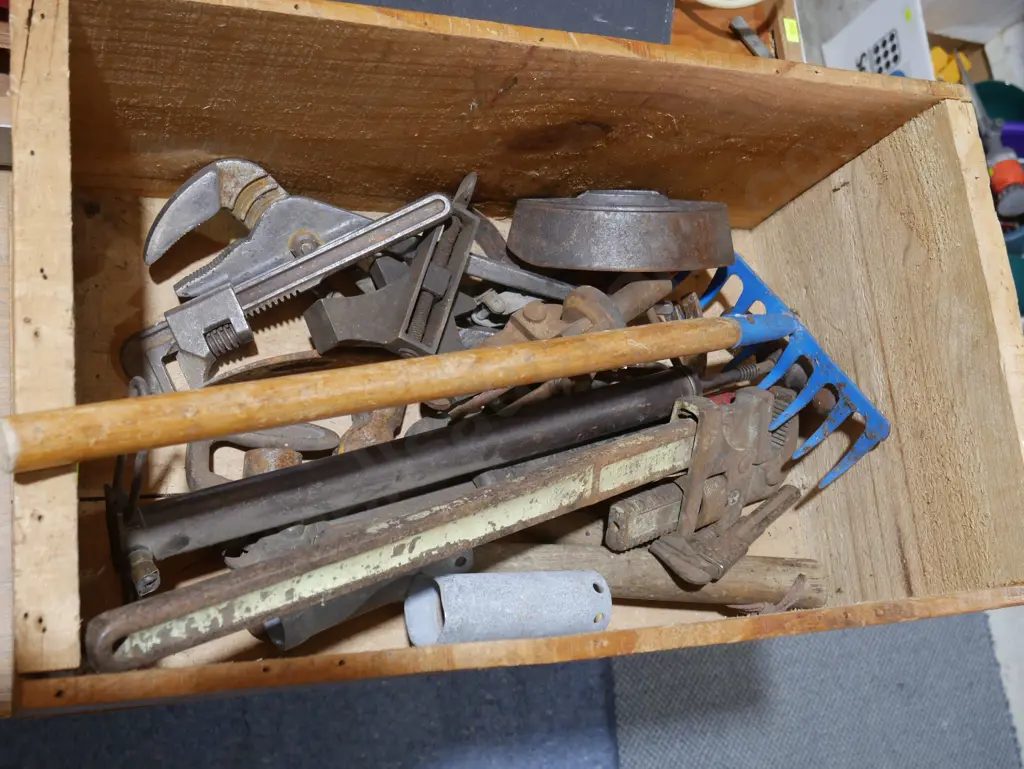 Assorted hand tools Image 1++