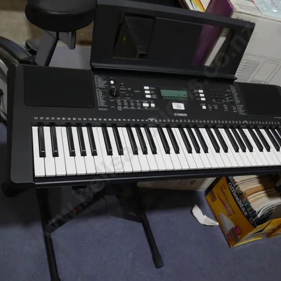 Yamaha keyboard & stand