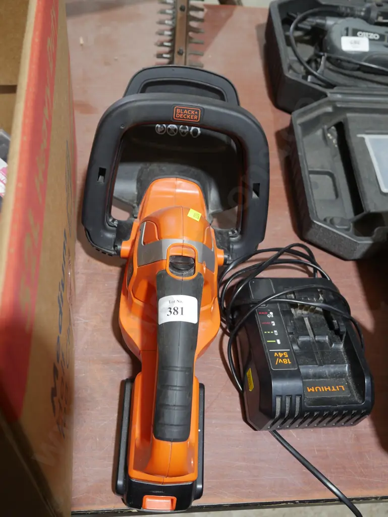 Black & Decker hedge trimmer with battery and charger Image 1++
