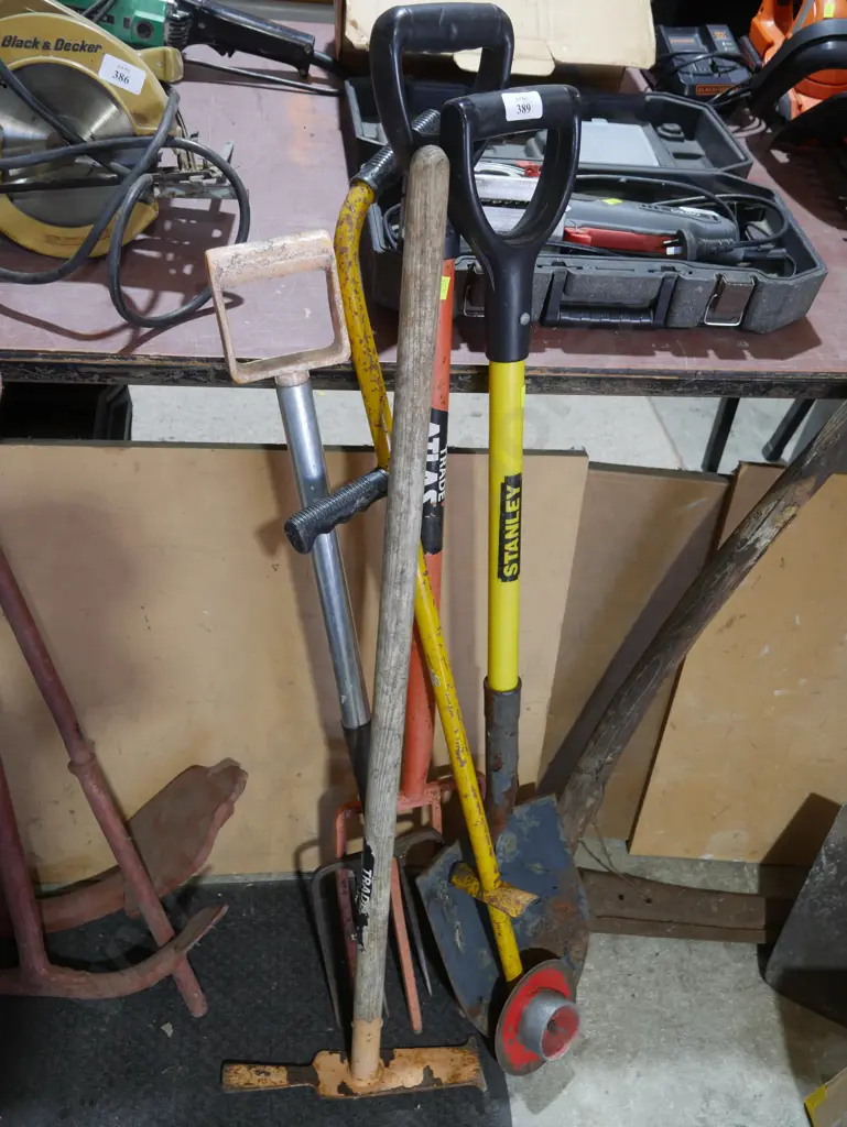Assorted garden tools Image 1++
