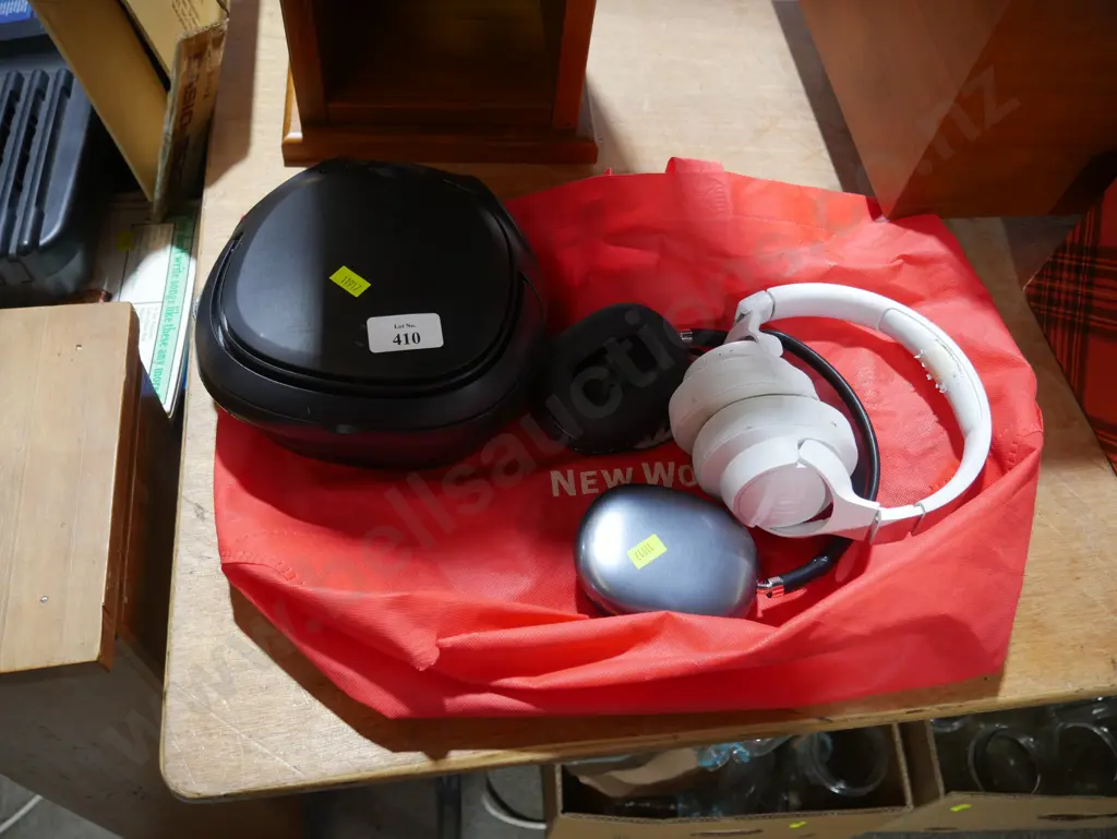 CD player and headphones Image 1++