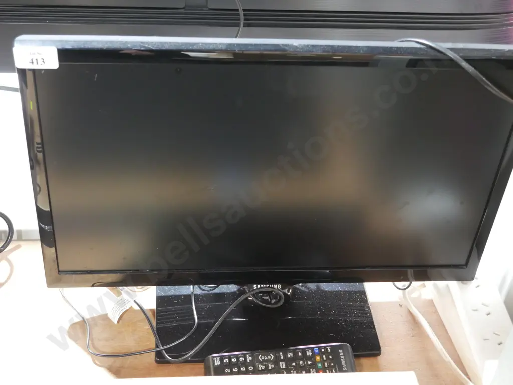 Samsung 22 inch TV and remote Image 1++