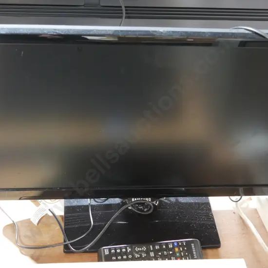 Samsung 22 inch TV and remote