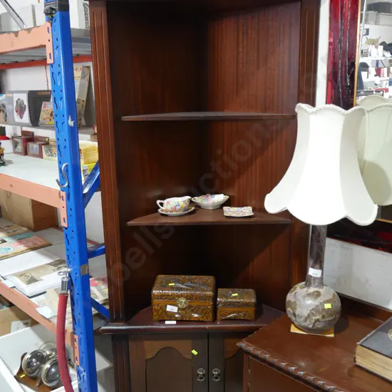 Corner cabinet