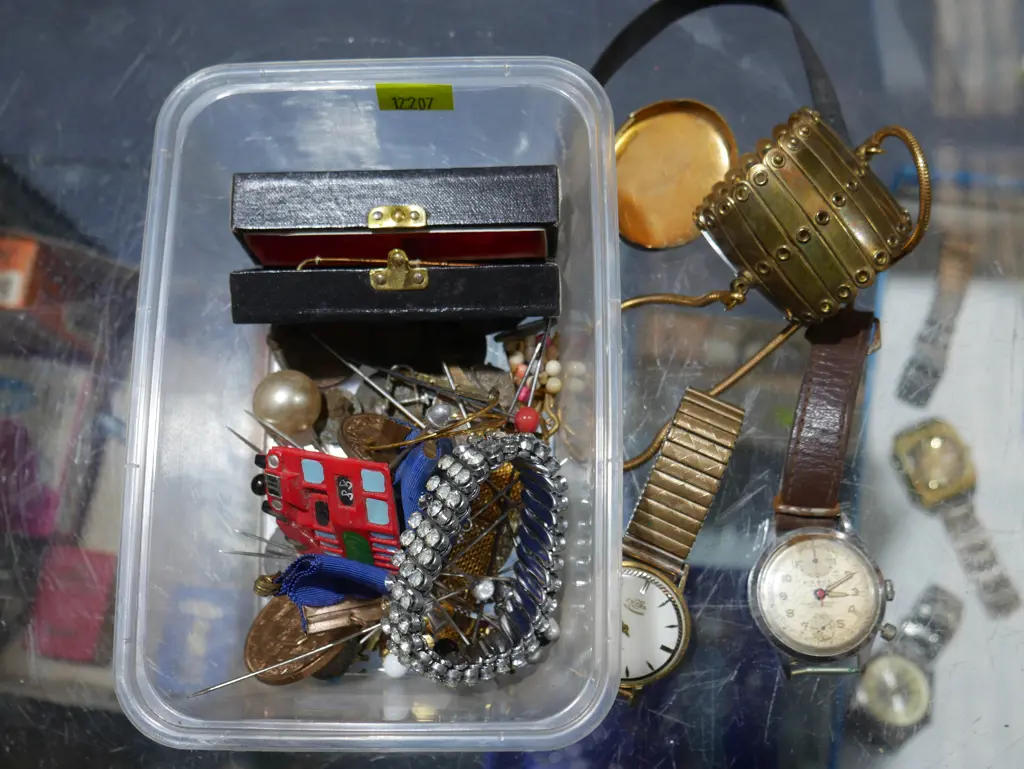Assorted jewellery and watches Image 1++
