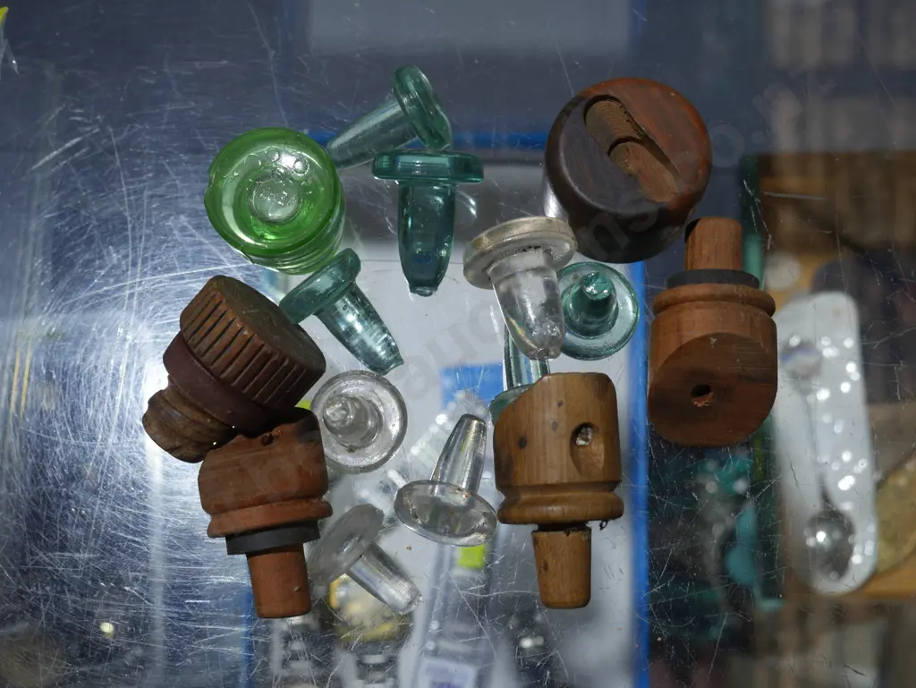 Assorted bottle stoppers Image 1++