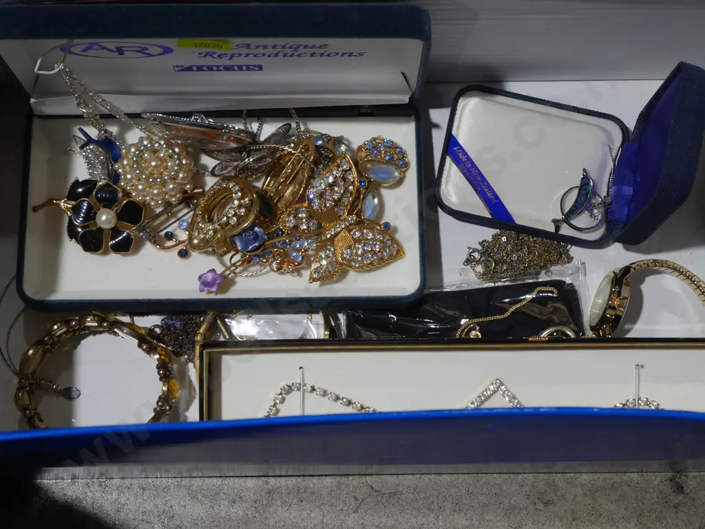 Assorted jewellery Image 1++