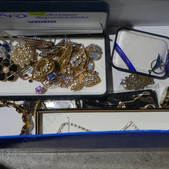 Assorted jewellery