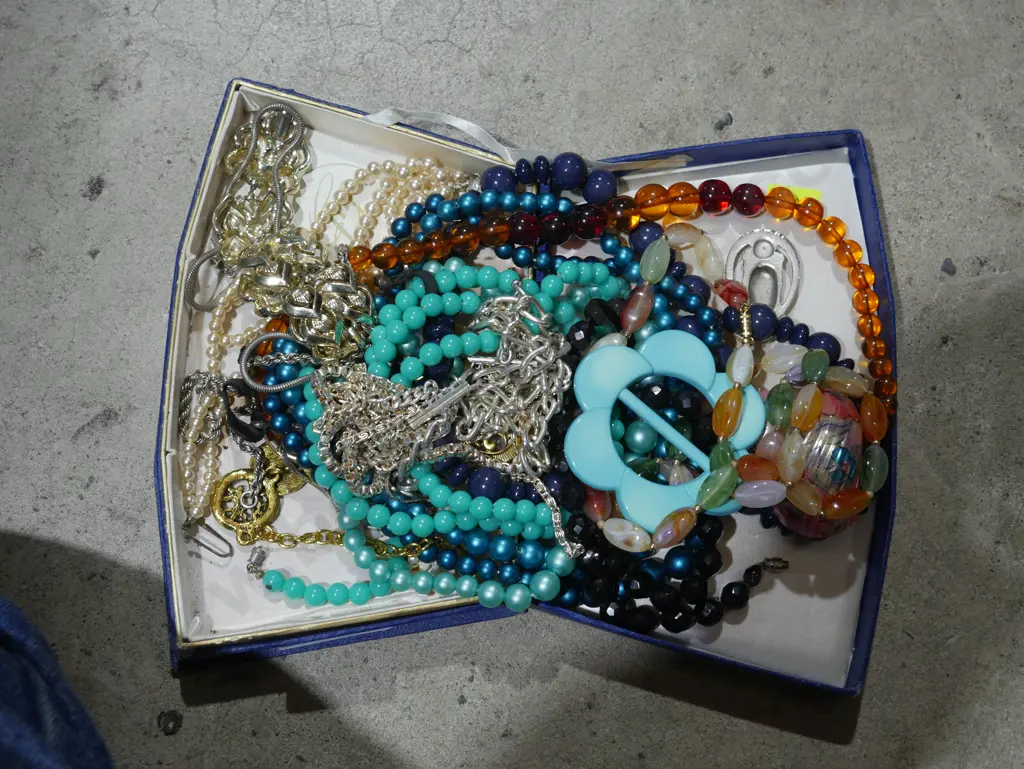 Assorted jewellery Image 1++