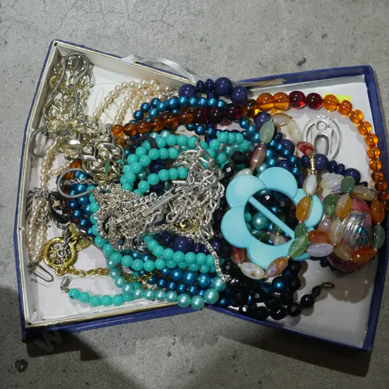 Assorted jewellery