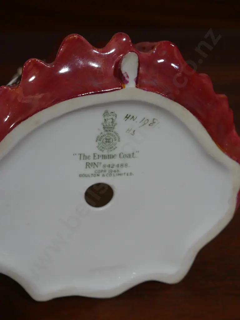 Royal Doulton figurine – The Ermine Coat Image 1++