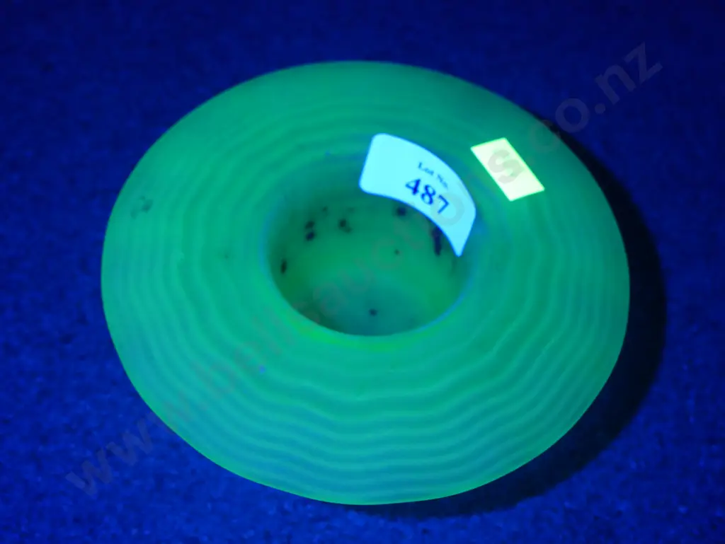Uranium vase Image 1++