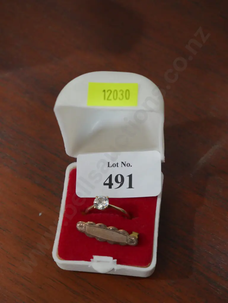 Gold ring and brooch Image 1++