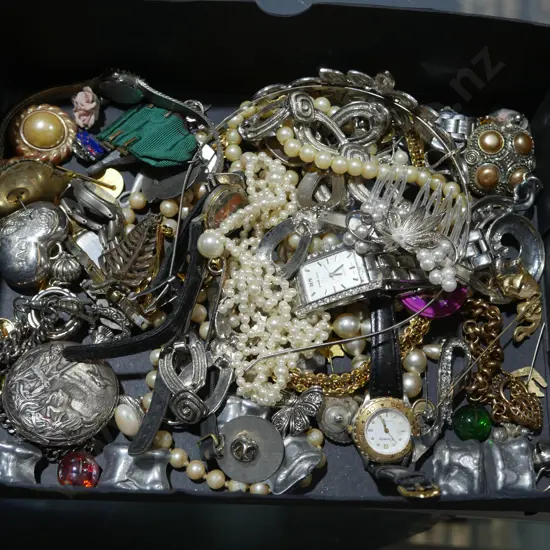 Assorted jewellery