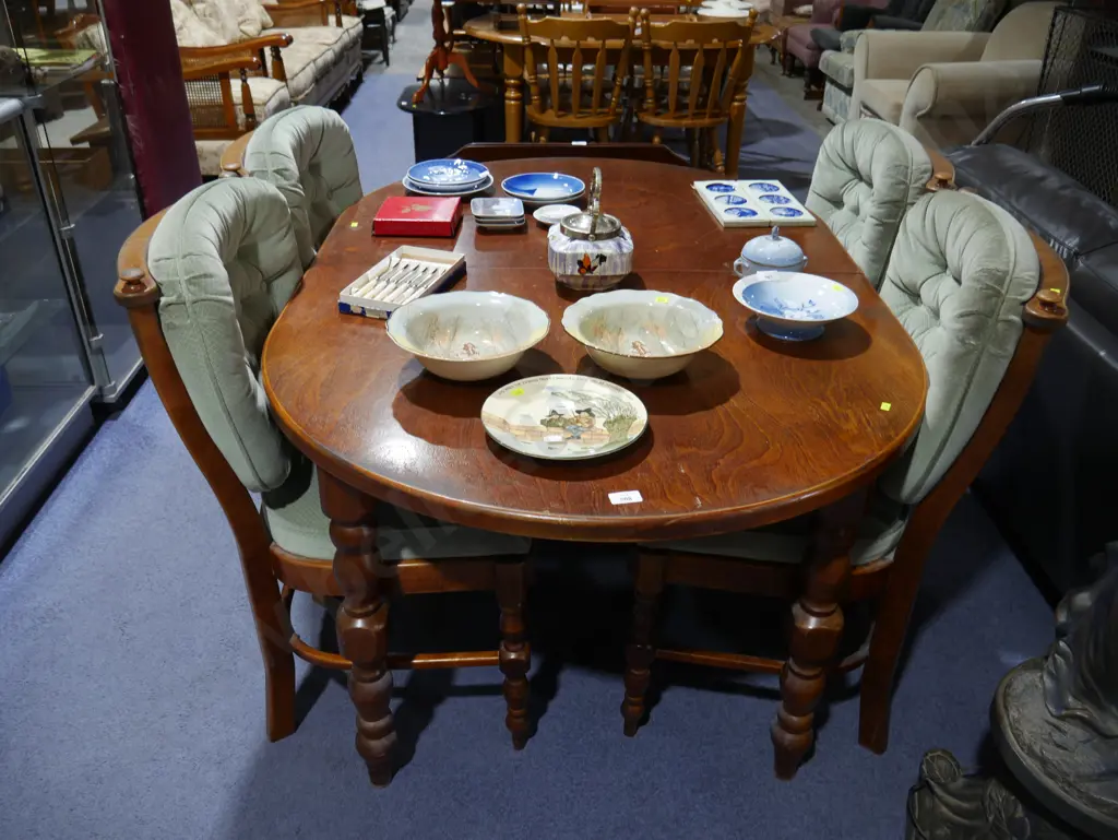 Dining table and four chairs Image 1++