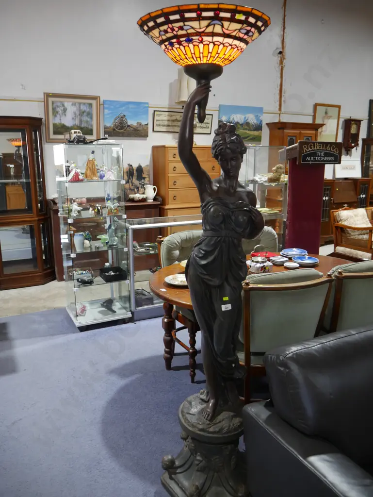 Lady figurine standing lamp Image 1++