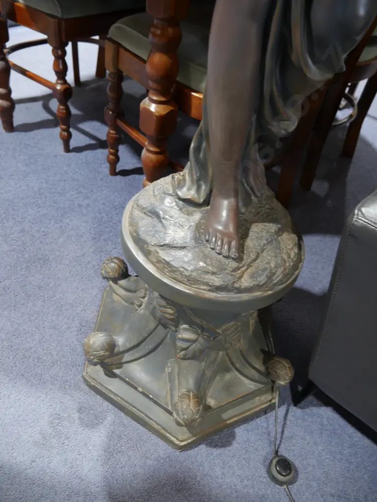 Lady figurine standing lamp Image 1++