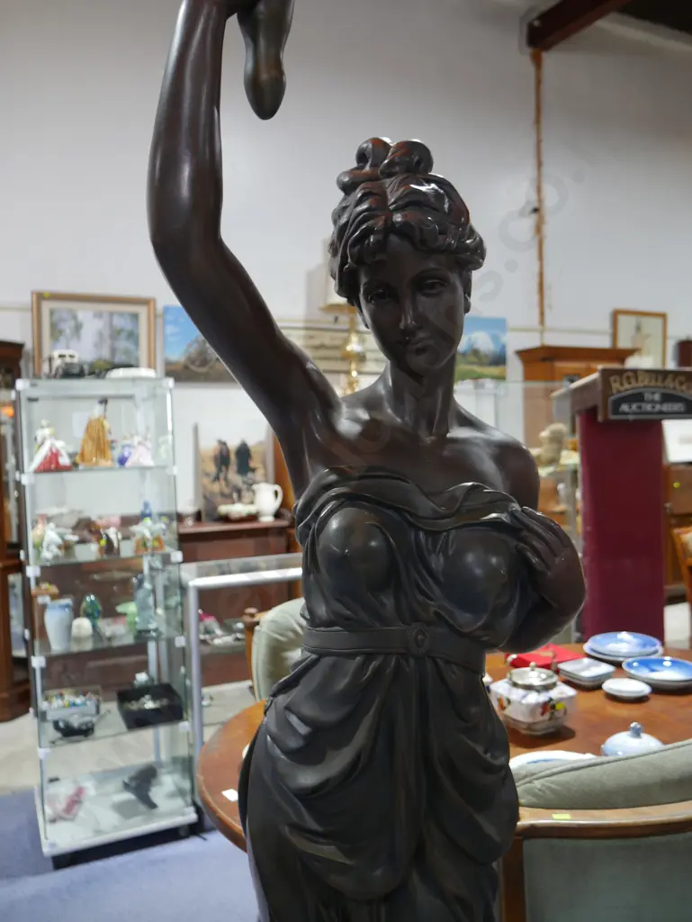Lady figurine standing lamp Image 1++