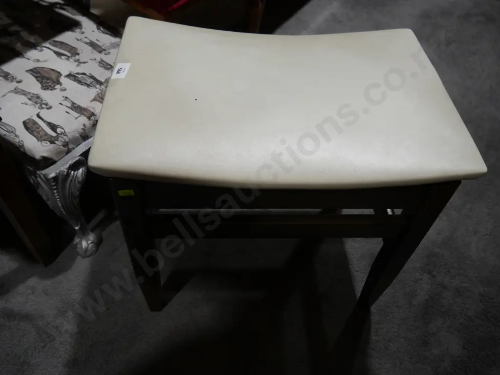 Piano stool Image 1++