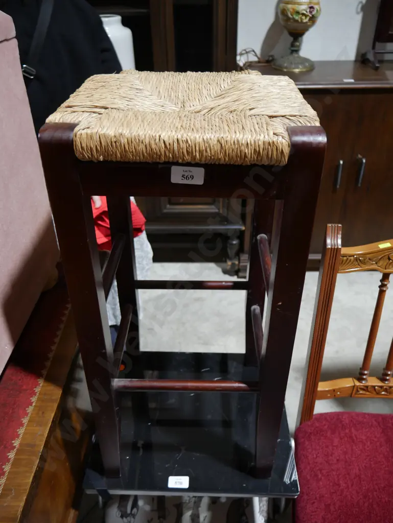 Woven top stool Image 1++