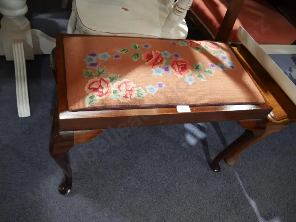 Piano stool Image 1++