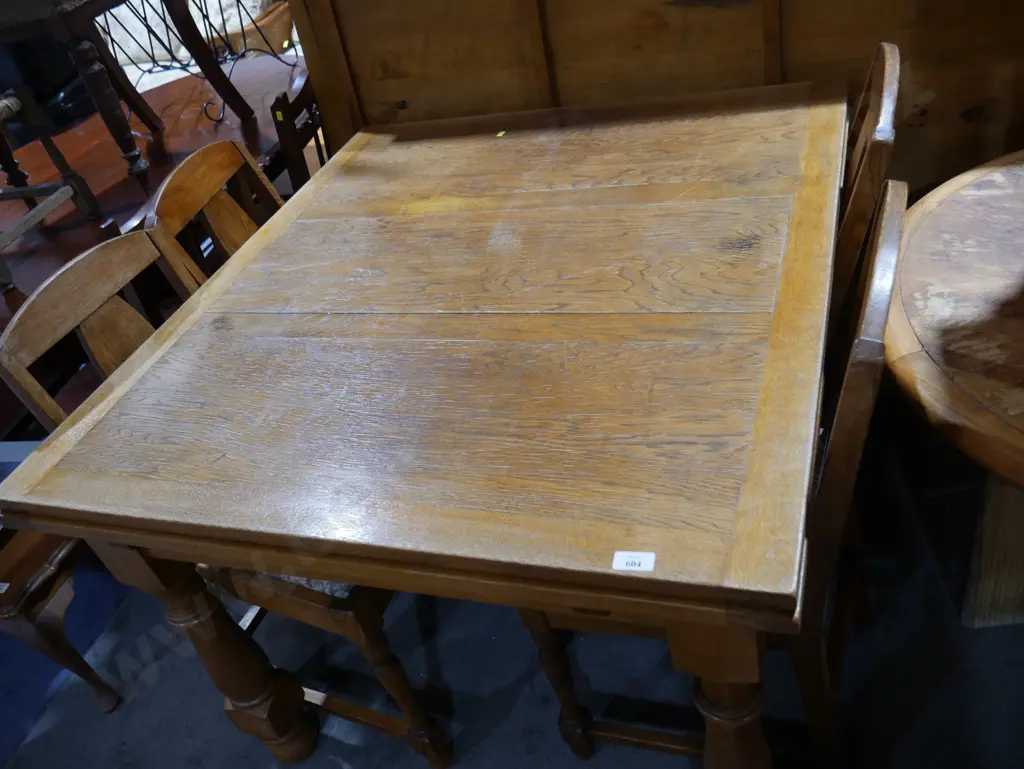 Extendable dining table and four chairs Image 1++