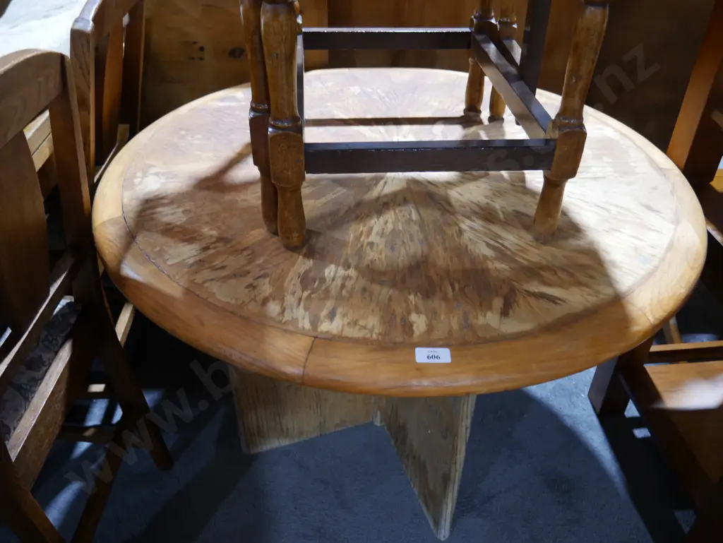 Round table Image 1++