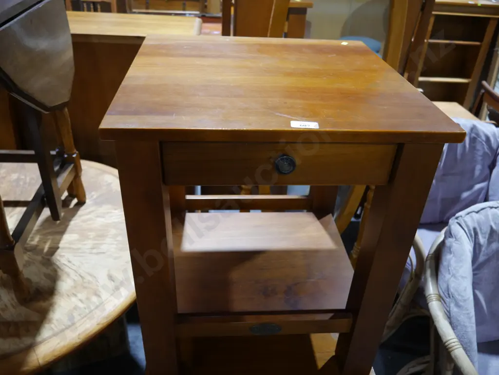 One drawer side table Image 1++