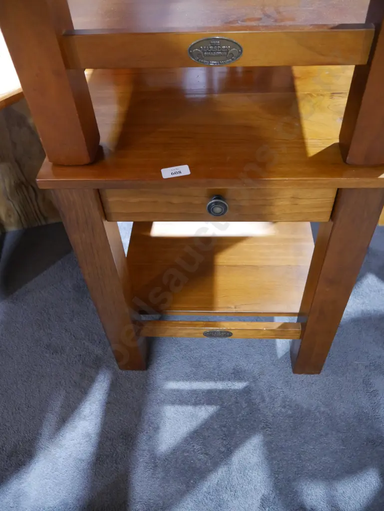 One drawer side table Image 1++