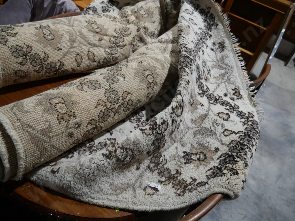 Large floor rug Image 1++