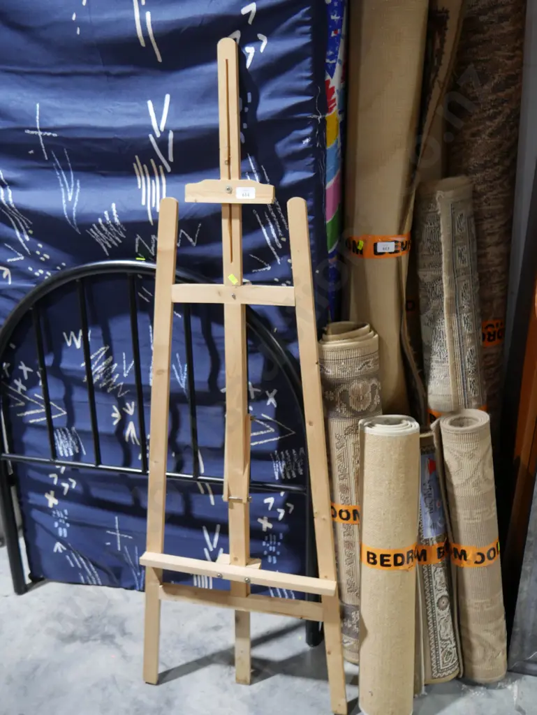 Artist easel Image 1++