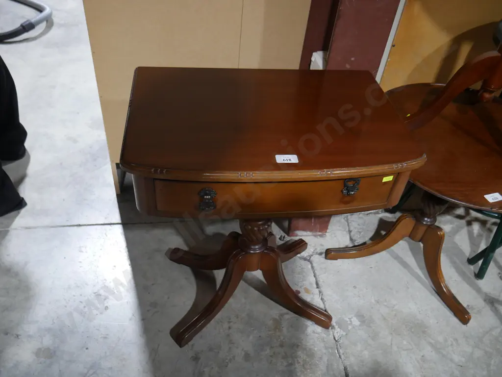 Pedestal side table Image 1++