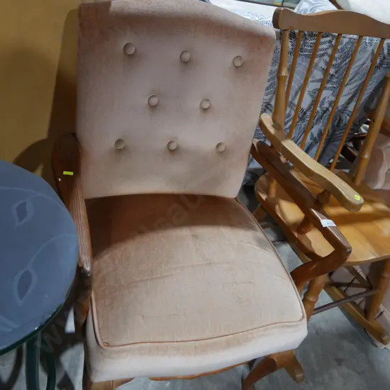 Elbow chair