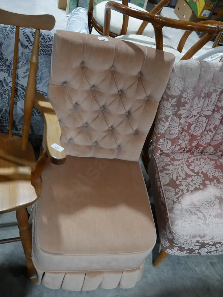 Deep button bedroom chair Image 1++